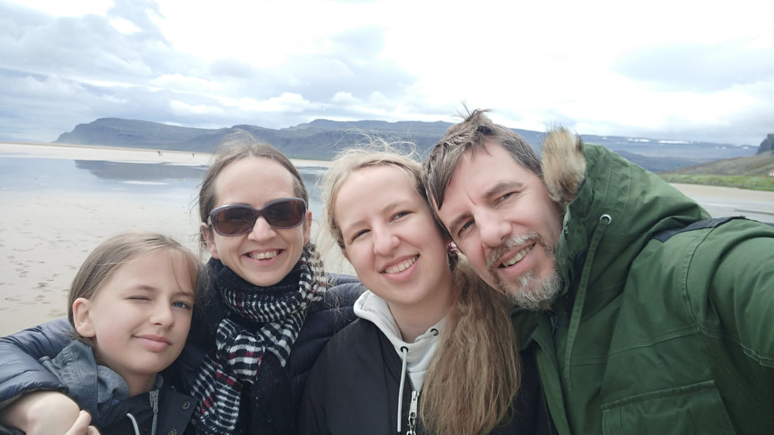 Hólmfríður og fjölskylda hennar á Rauðasandi á Vestfjörðum